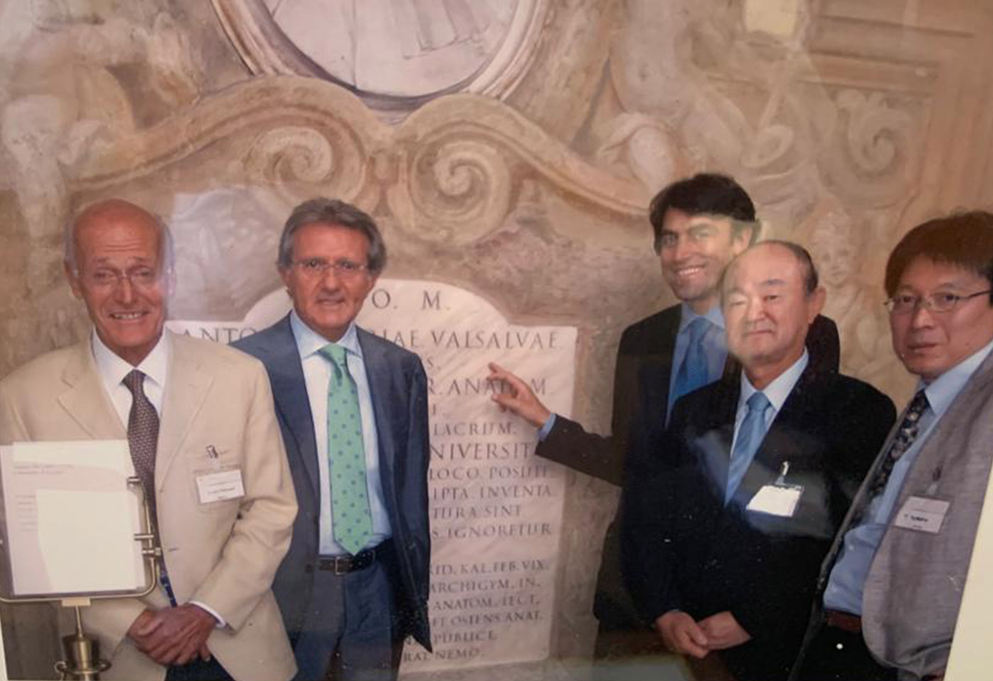 Bologna Archiginnasio davanti lapide di Valsava, Prof. Kazui, Pierangeli,  De Paulis, Takamoto e di Bartolomeo